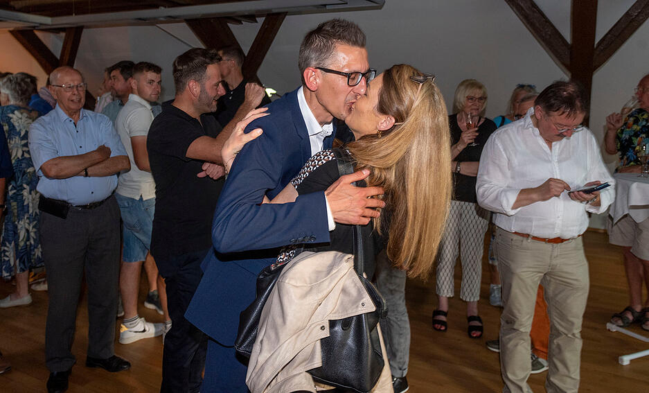Ein Küsschen zum Wahlsieg für Patrick Dillig von seiner Partnerin Miriam Weber. Ein Küsschen zum Wahlsieg für Patrick Dillig von seiner Partnerin Miriam Weber.