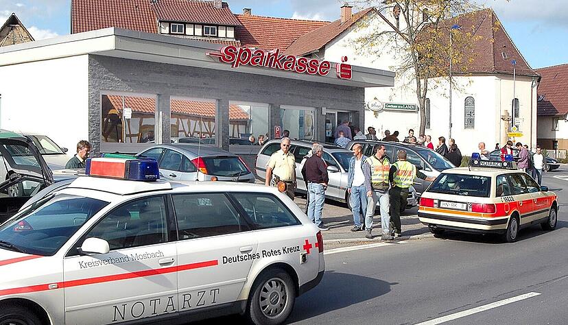 7. Oktober 2004: Vor der Filiale der Sparkasse Kraichgau in Siegelsbach stehen Rettungsfahrzeuge, nachdem dort bei einem Bankraub eine Frau erschossen und zwei Menschen schwer verletzt wurden. 7. Oktober 2004: Vor der Filiale der Sparkasse Kraichgau in Siegelsbach stehen Rettungsfahrzeuge, nachdem dort bei einem Bankraub eine Frau erschossen und zwei Menschen schwer verletzt wurden.