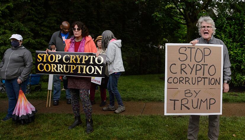 Bereits vor der Ankunft von US-Pr&auml;sident Trump gibt es Protest in der N&auml;he seines Golfclubs.