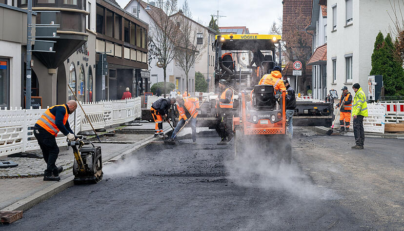 Viele Maschinen und Hände waren in der vergangenen Woche damit beschäftigt, an drei Tagen die Trag-, Binder- und Deckschicht im Bauabschnitt zwischen Rathaus-Kreisel und Volksbank einzubauen.