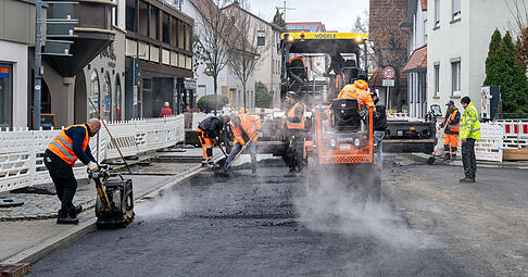Viele Maschinen und Hände waren in der vergangenen Woche damit beschäftigt, an drei Tagen die Trag-, Binder- und Deckschicht im Bauabschnitt zwischen Rathaus-Kreisel und Volksbank einzubauen.