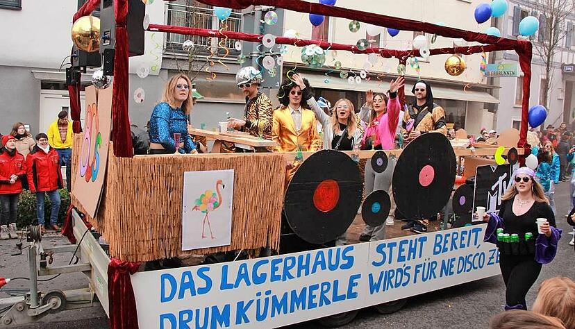 Mal mehr und mal weniger ernste lokalpolitische Botschaften haben die Umzugsteilnehmer in D&ouml;rzbach traditionell im Gep&auml;ck.