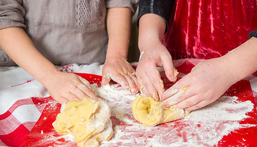 Naschkatzen aufgepasst: Roher Teig kann Bakterien enthalten &ndash; deshalb lieber warten, bis das Geb&auml;ck fertig gebacken ist.