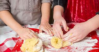 Naschkatzen aufgepasst: Roher Teig kann Bakterien enthalten &ndash; deshalb lieber warten, bis das Geb&auml;ck fertig gebacken ist.