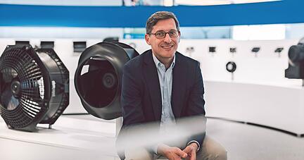 Dr. Klaus Gei&szlig;d&ouml;rfer, Vorsitzender der Gesch&auml;ftsf&uuml;hrung bei EBM-Papst, im Showroom des Unternehmens in Mulfingen.