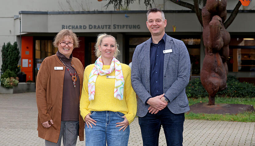 Elisabeth Palinkas, Sabrina Geiger und Peter Haunß von der Richard-Drautz-Stiftung freuen sich über die Förderung.