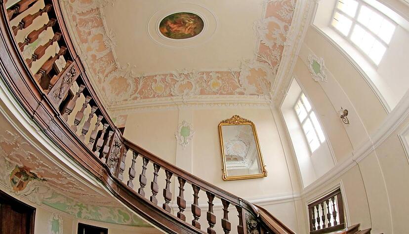 Das Treppenhaus im Eschenauer Schloss ist von repr&auml;sentativem Charakter. Von Stockwerk zu Stockwerk steigert sich der Reichtum der Stuckdekoration, gipfelt in der Deckenw&ouml;lbung.Fotos: Guido Sawatzki