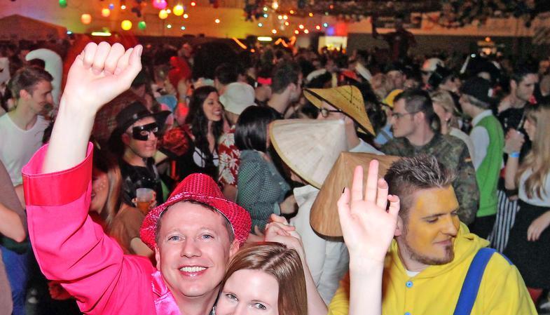 Ausgelassen zu tanzen gehört beim Handballerfasching in der Stauwehrhalle dazu. 1342 kostümierte Besucher feierten am Samstagabend in Horkheim eine stimmungsvolle Party ohne negative Begleiterscheinungen.
Fotos: Andreas Veigel Ausgelassen zu tanzen gehört beim Handballerfasching in der Stauwehrhalle dazu. 1342 kostümierte Besucher feierten am Samstagabend in Horkheim eine stimmungsvolle Party ohne negative Begleiterscheinungen.
Fotos: Andreas Veigel