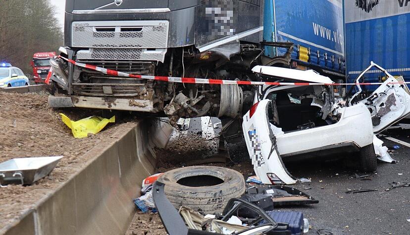 Ein schwerer Unfall hat sich am Mittwoch auf der A6 in Fahrtrichtung Mannheim ereignet. Ein Pkw ist mit einem Lkw kollidiert Ein schwerer Unfall hat sich am Mittwoch auf der A6 in Fahrtrichtung Mannheim ereignet. Ein Pkw ist mit einem Lkw kollidiert