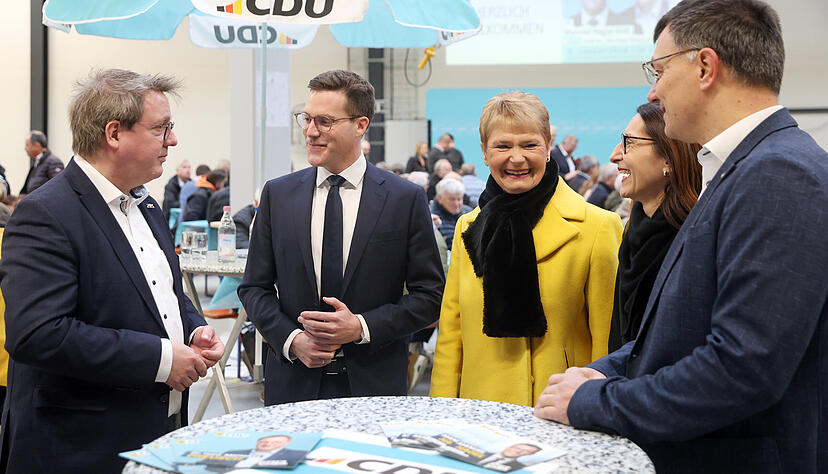 Neujahrsempfang der CDU Eppingen bei der Firma Gropyus in Richen: Spitzenkandidat Manuel Hagel (zweiter von links) unter anderem im Gespr&auml;ch mit Michael Preusch (links) und Friedlinde Gurr-Hirsch.