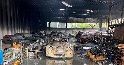 Im hinteren Teil der Halle lagerten Oldtimer.