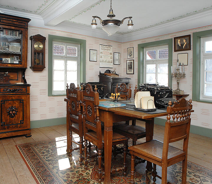 Das Wohn- und Esszimmer der Familie Kropp, einer der Räume im Museum, diente Georg Kropp und seinen Mitarbeitern auch als Büro. Aufnahme aus dem Jahr 2011.