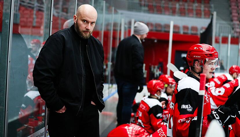 Zuletzt hat der neue Falken-Trainer Niko Eronen den slowenischen Club HDD Jesenice trainiert und zur Vizemeisterschaft geführt.