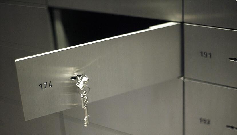 Die Versicherungssumme f&uuml;r Schlie&szlig;fachinhalte ist oft begrenzt: Ein Blick in die Vertragsunterlagen schafft Klarheit &uuml;ber den Schutzumfang.