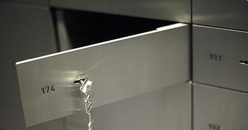 Die Versicherungssumme f&uuml;r Schlie&szlig;fachinhalte ist oft begrenzt: Ein Blick in die Vertragsunterlagen schafft Klarheit &uuml;ber den Schutzumfang.