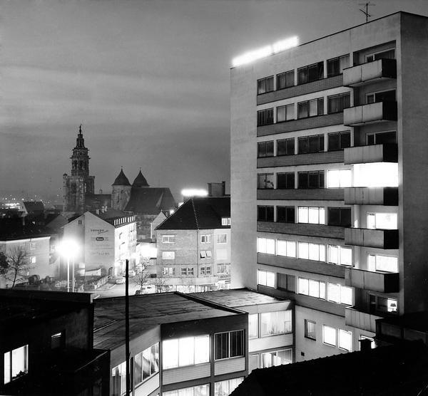 Strahlkraft 1962 - weithin leuchtende Lettern auf dem Hochhaus an der Allee machen nachts auf die  Heilbronner Stimme aufmerksam. Strahlkraft 1962 - weithin leuchtende Lettern auf dem Hochhaus an der Allee machen nachts auf die  Heilbronner Stimme aufmerksam.