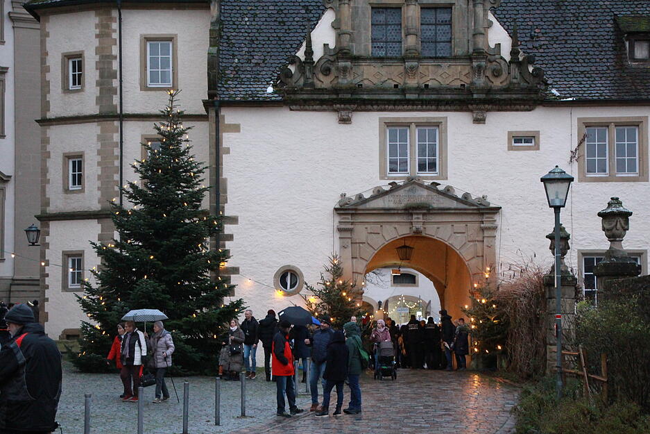 Der Weihnachtsmarkt in Schöntal zieht etliche Besucher an.
