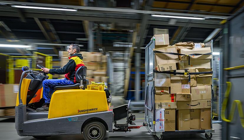 Pakete in einem DHL-Zentrum - manche Sendung wird künftig teurer. Pakete in einem DHL-Zentrum - manche Sendung wird künftig teurer.