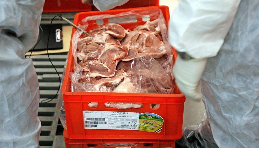 Bei einer Lebensmittelkontrolle bei einem Heilbronner Gastwirt fiel Veterin&auml;ren verdorbenes Fleisch auf. Zudem bem&auml;ngelten sie die Hygiene. Foto: dpa