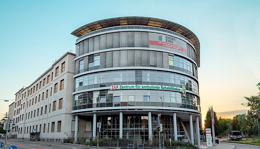 Auf 3000 Quadratmetern bietet das ZAR Heilbronn – Zentrum für ambulante Rehabilitation – Therapie- und Rehaleistungen direkt vor Ort. Auf 3000 Quadratmetern bietet das ZAR Heilbronn – Zentrum für ambulante Rehabilitation – Therapie- und Rehaleistungen direkt vor Ort.