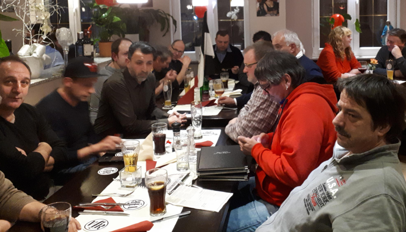 Ehemalige VfRler legten am Donnerstagabend den Grundstein f&uuml;r eine Neugr&uuml;ndung des Heilbronner Traditionsvereins. Foto: Friedl