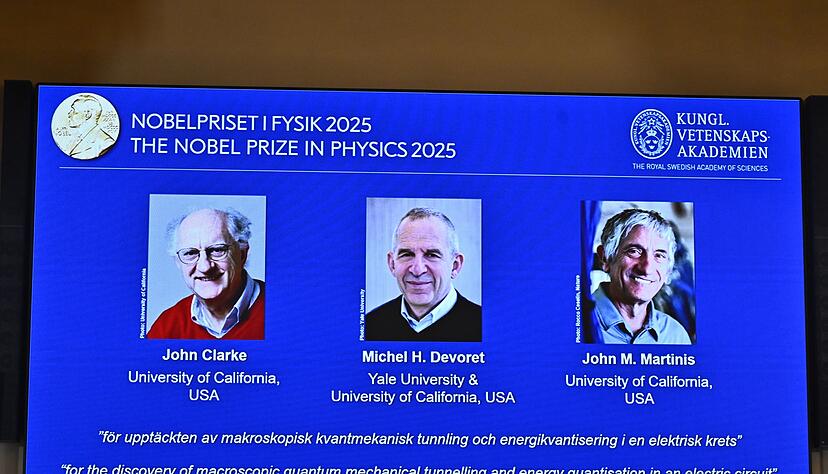 Bei der Verkündung der Namen der Empfänger des Nobelpreises für Physik werden Fotos der Gewinner John Clarke (l-r), Michel H. Devoret und John M. Martinis, auf einem Bildschirm in Stockholm, Schweden, gezeigt. Bei der Verkündung der Namen der Empfänger des Nobelpreises für Physik werden Fotos der Gewinner John Clarke (l-r), Michel H. Devoret und John M. Martinis, auf einem Bildschirm in Stockholm, Schweden, gezeigt.