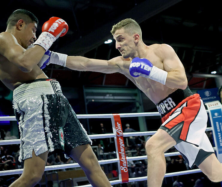 Boxnacht in der Römerhalle Heilbronn. Kastriot Supa (Ludwigsburg) gegen Ramiro Blanco (Nicaragua) Boxnacht in der Römerhalle Heilbronn. Kastriot Supa (Ludwigsburg) gegen Ramiro Blanco (Nicaragua)