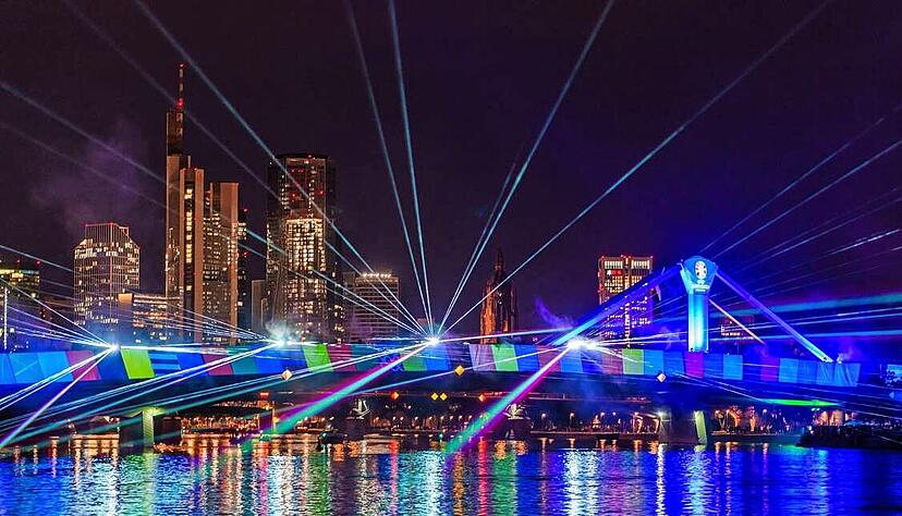 Die Spielorte der Fußball-EM, hier Frankfurt am Main mit der am Mittwoch beleuchteten Flößerbrücke, investieren viel Geld für Fan-Feste und Public Viewing.
Foto: dpa Die Spielorte der Fußball-EM, hier Frankfurt am Main mit der am Mittwoch beleuchteten Flößerbrücke, investieren viel Geld für Fan-Feste und Public Viewing.
Foto: dpa