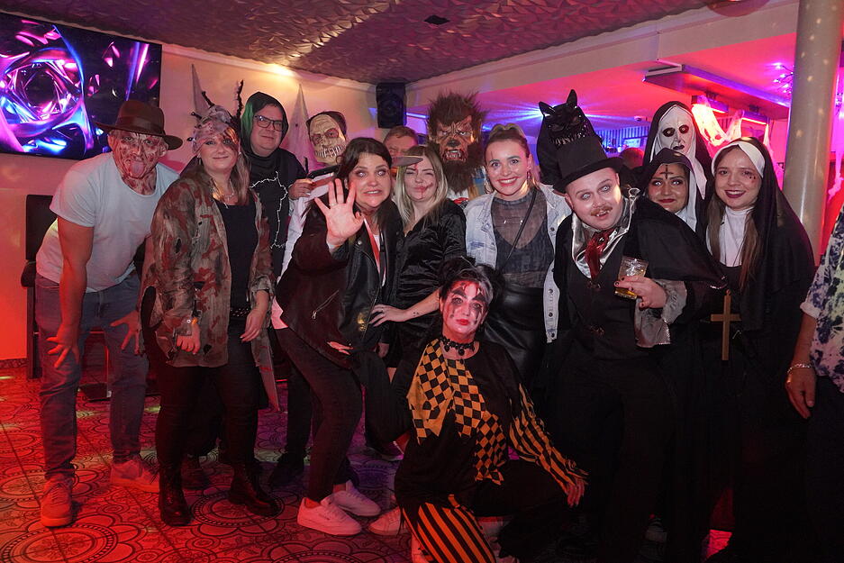 Gemeinsam feiern – auf der Halloween-Shuttleparty in Öhringen.