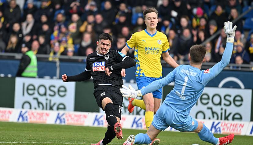 Ulms Aaron Keller (l) scheitert an  Braunschweigs Torwart Ron-Thorben Hoffmann.