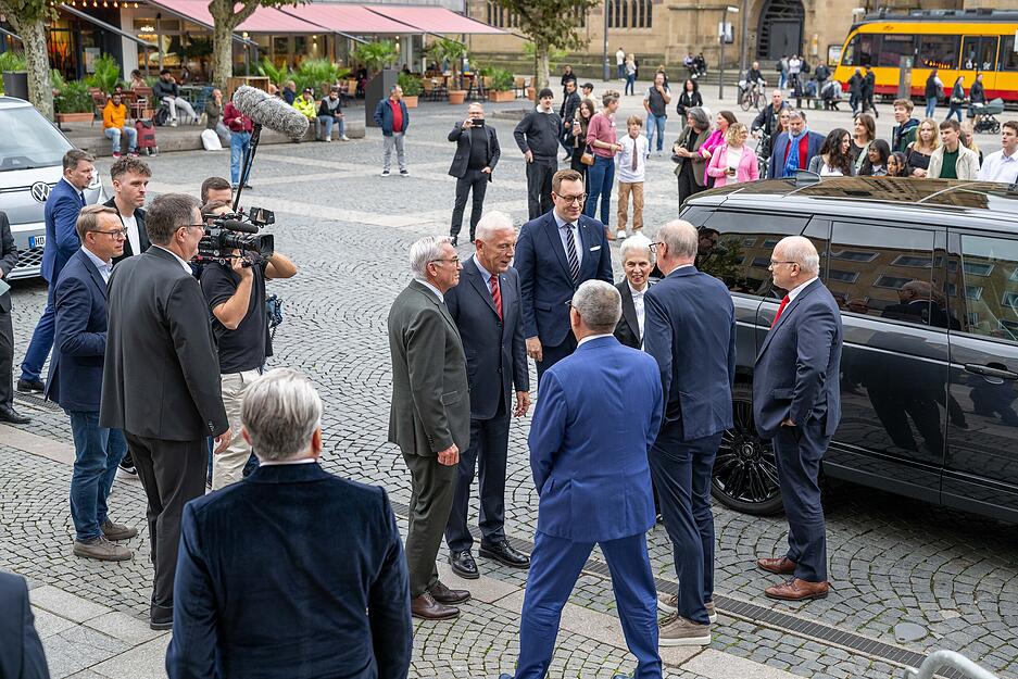 Fernsehmoderator Günther Jauch erhält in diesem Jahr den Demokratiepreis „Württemberger Köpfe“. Die Württemberger Gesellschaft ehrt ihn am Donnerstagabend in der Heilbronner Harmonie, zuvor trug sich Jauch ins Goldene Buch der Stadt ein.