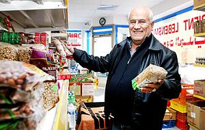 Hikmat El Awad hat mit Orient Lebensmittel in der Sonnengasse den ersten arabischen Laden in Heilbronn eröffnet. Hikmat El Awad hat mit Orient Lebensmittel in der Sonnengasse den ersten arabischen Laden in Heilbronn eröffnet.