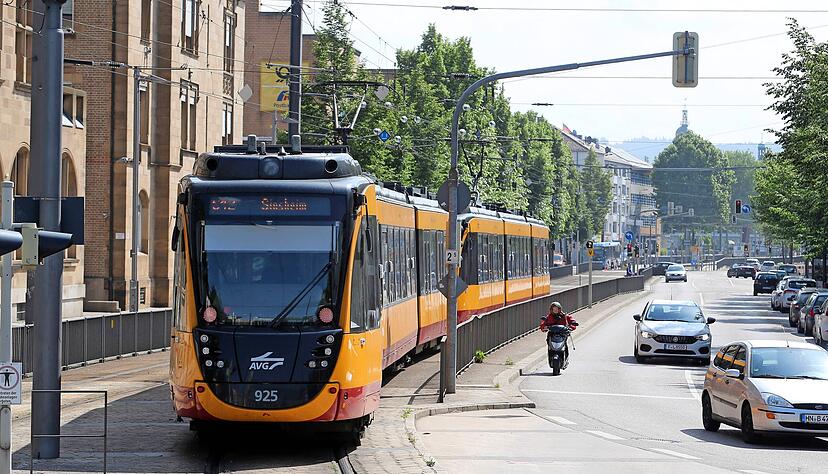 Stadtbahn in Heilbronn: Ob das Neun-Euro-Ticket von Juni bis August neue Fahrgäste bringt, ist auch für Experten schwer vorherzusagen.
Foto: Archiv/Veigel Stadtbahn in Heilbronn: Ob das Neun-Euro-Ticket von Juni bis August neue Fahrgäste bringt, ist auch für Experten schwer vorherzusagen.
Foto: Archiv/Veigel