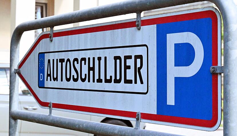 Eine Frage der Ortsverbundenheit: Immer mehr Kommunen wollen ihre alten Nummernschilder zurückhaben oder neue mit lokalem Bezug einführen. Eine Frage der Ortsverbundenheit: Immer mehr Kommunen wollen ihre alten Nummernschilder zurückhaben oder neue mit lokalem Bezug einführen.