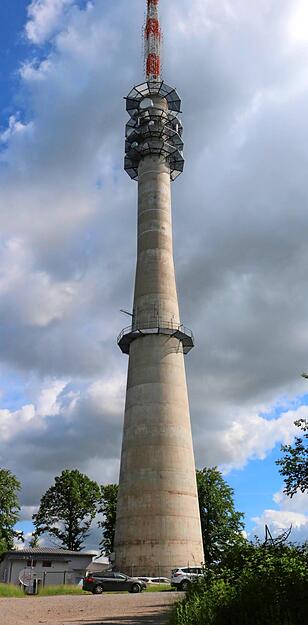 Eine imposante Erscheinung − von nah und fern: Seit 2007 thront der Sender auf dem Friedrichsberg, seit Anfang 2009 werden von der zweithöchsten SWR-Anlage im Land digitales Fernsehen, Radio, Mobilfunk und Notfalldienste ausgestrahlt. Nachdem es vor dem Bau Proteste gab, hat man sich längst mit dem Turm arrangiert.
Fotos: Nick/privat Eine imposante Erscheinung − von nah und fern: Seit 2007 thront der Sender auf dem Friedrichsberg, seit Anfang 2009 werden von der zweithöchsten SWR-Anlage im Land digitales Fernsehen, Radio, Mobilfunk und Notfalldienste ausgestrahlt. Nachdem es vor dem Bau Proteste gab, hat man sich längst mit dem Turm arrangiert.
Fotos: Nick/privat