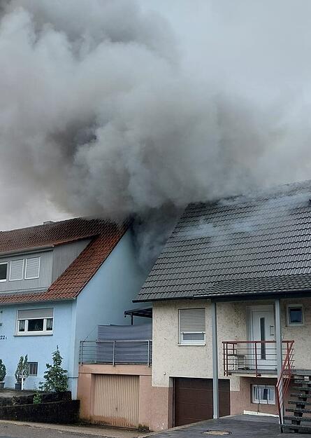 Eine große Rauchwolke steigt in Ellhofen aus dem brennenden Haus auf.