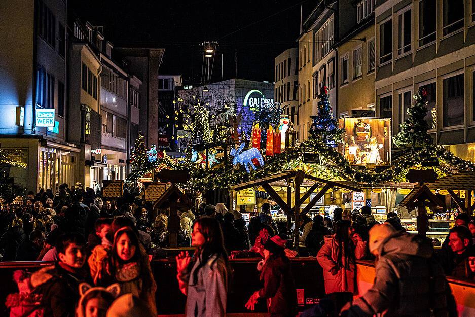 Nicht nur am Kilian- und Marktplatz, sondern auch in den angrenzenden Fußgängerzonen in der Sülmer City und Fleiner Straße tummelten sich die Menschenmassen auf dem Heilbronner Käthchen-Weihnachtsmarkt.