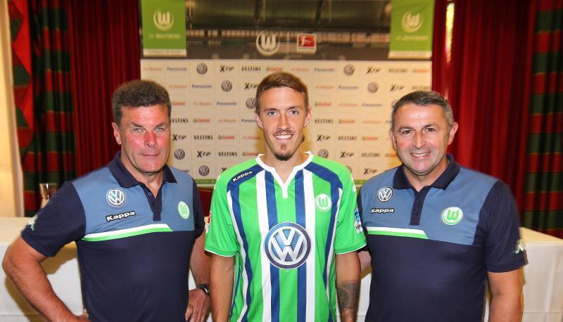 VfL-Cheftrainer Dieter Hecking (l) und Manager Klaus Allofs pr&auml;sentieren Neuzugang Max Kruse. Foto: Darius Simka