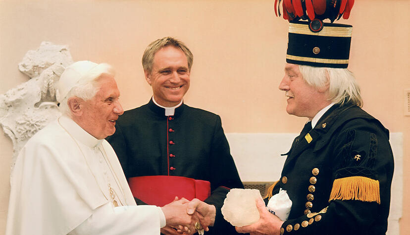 Hans Span, damals Dirigent der Bergkapelle Heilbronn, wurde 2009 von Papst Benedikt XVI. und dessen Privatsekretär Georg Gänswein empfangen.
Foto: privat Hans Span, damals Dirigent der Bergkapelle Heilbronn, wurde 2009 von Papst Benedikt XVI. und dessen Privatsekretär Georg Gänswein empfangen.
Foto: privat