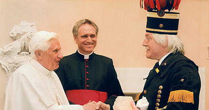 Hans Span, damals Dirigent der Bergkapelle Heilbronn, wurde 2009 von Papst Benedikt XVI. und dessen Privatsekret&auml;r Georg G&auml;nswein empfangen.
Foto: privat