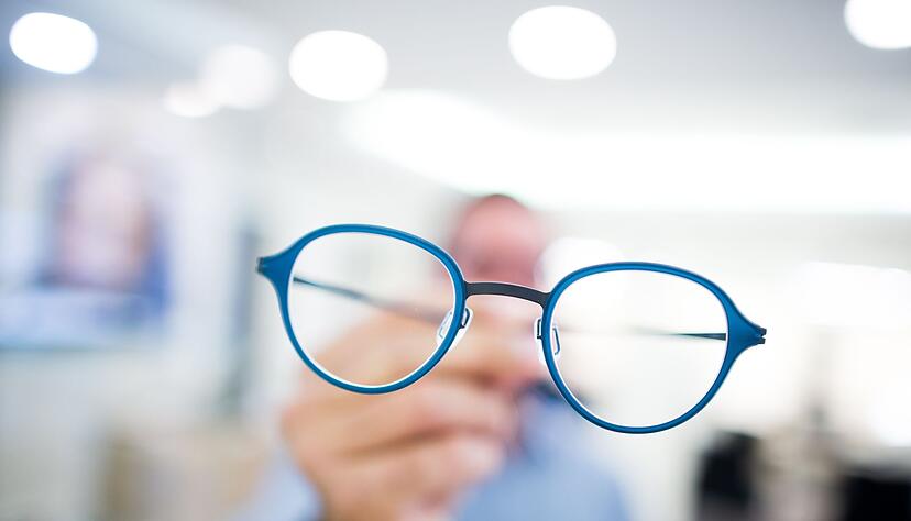 Auch wenn man für einen Zuschuss zur Brille infrage kommt, zahlt die Krankenkasse immer nur für die Brillengläser. Die Fassung muss selbst bezahlt werden.
