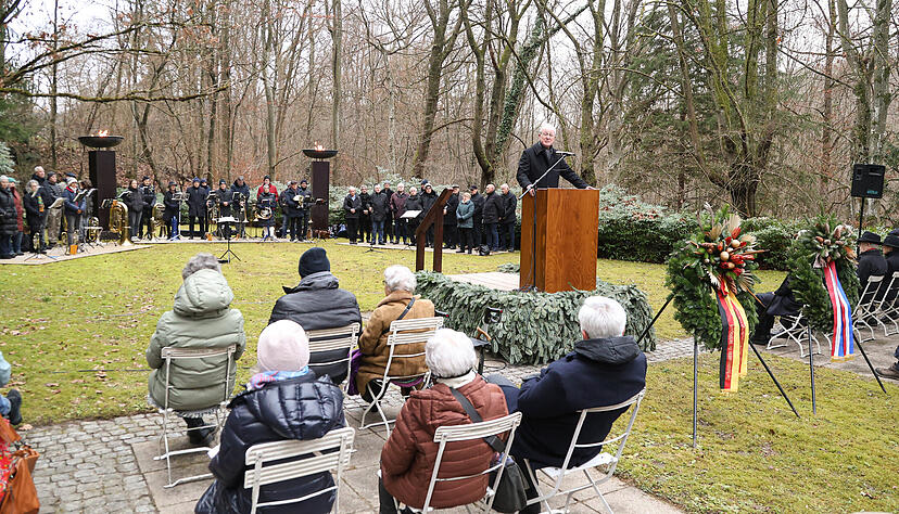 Auf dem Ehrenfriedhof im Köpfertal erinnerte die Stadt gestern an die Zerstörung Heilbronns am 4. Dezember 1944. OB Harry Mergel und Dekan Roland Rossnagel (am Pult) hielten eindrucksvolle Reden.
Foto: Lina Bihr