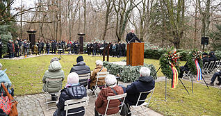 Auf dem Ehrenfriedhof im Köpfertal erinnerte die Stadt gestern an die Zerstörung Heilbronns am 4. Dezember 1944. OB Harry Mergel und Dekan Roland Rossnagel (am Pult) hielten eindrucksvolle Reden.
Foto: Lina Bihr