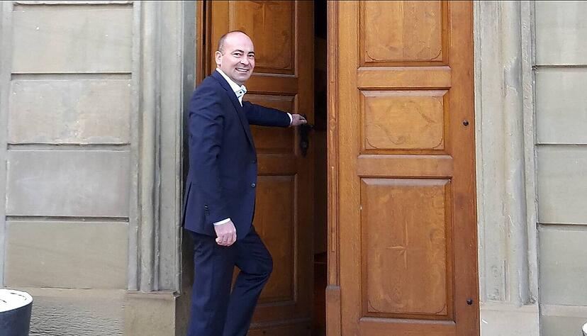 Noch ist er der Herr des Schl&uuml;ssels f&uuml;r die m&auml;chtige h&ouml;lzerne T&uuml;r zum Neuensteiner Rathaus &minus; und wenn es nach ihm geht, soll das auch in den kommenden acht Jahren so bleiben: Karl Michael Nicklas stellt sich zur Wiederwahl.