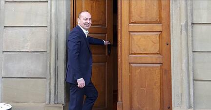 Noch ist er der Herr des Schl&uuml;ssels f&uuml;r die m&auml;chtige h&ouml;lzerne T&uuml;r zum Neuensteiner Rathaus &minus; und wenn es nach ihm geht, soll das auch in den kommenden acht Jahren so bleiben: Karl Michael Nicklas stellt sich zur Wiederwahl.
Foto: Christian Nick