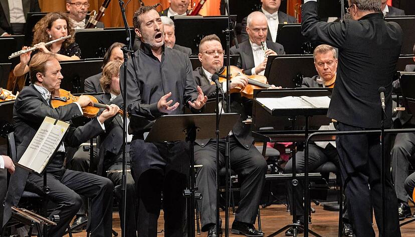 Gast auf den renommierten Opernbühnen und Festivals weltweit und bei den Würth Philharmonikern im Carmen-Würth-Forum: Vito Priante gewinnt das Publikum beim Neujahrskonzert unter der Leitung von Andriy Yurkevych. Gast auf den renommierten Opernbühnen und Festivals weltweit und bei den Würth Philharmonikern im Carmen-Würth-Forum: Vito Priante gewinnt das Publikum beim Neujahrskonzert unter der Leitung von Andriy Yurkevych.