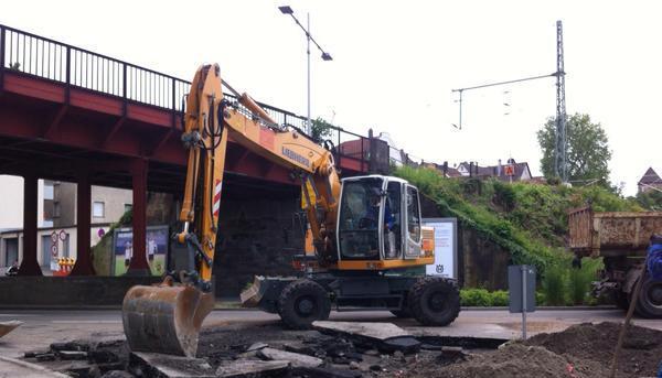 Bauarbeiten in der Felix-Wankel-Stra&szlig;e in Neckarsulm. Hier hatte das Wasser die Stra&szlig;e untersp&uuml;lt.