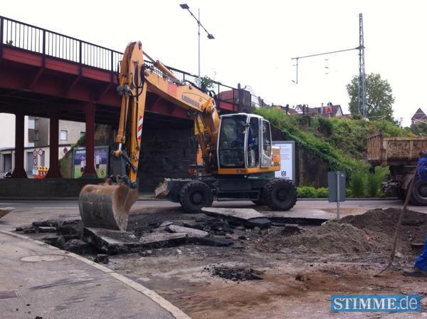 Bauarbeiten in der Felix-Wankel-Stra&szlig;e in Neckarsulm. Hier hatte das Wasser die Stra&szlig;e untersp&uuml;lt.