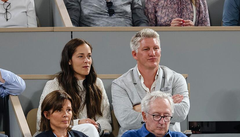 Bei den French Open feierte Ana Ivanović einen ihrer gr&ouml;&szlig;ten Erfolge - 2022 sitzt sie hier mit ihrem Mann im Publikum.