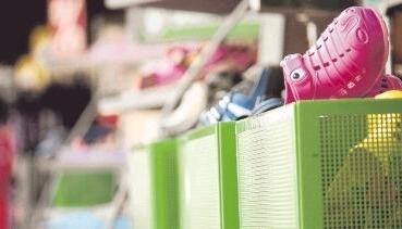 Bunte Einkaufswelt: In Eppingen öffnen die Geschäfte in der Innenstadt uneinheitlich. Viele pflegen noch die Mittagspause.Foto: Simon Gajer Bunte Einkaufswelt: In Eppingen öffnen die Geschäfte in der Innenstadt uneinheitlich. Viele pflegen noch die Mittagspause.Foto: Simon Gajer